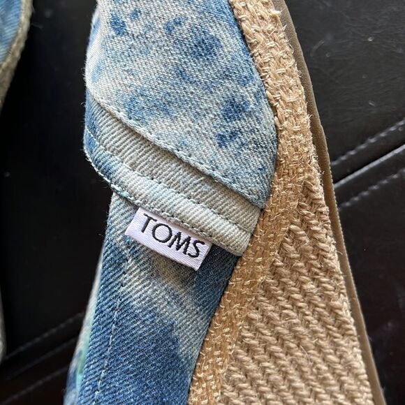EUC WOMEN’S SIZE 8.5 TOMS TIE DYE DENIM ESPADRILLES WEDGES OPEN TOE HEELS - Picture 5 of 7